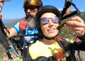 Tokat’ta yamaç paraşütçüleri havada yaprak sarma yedi