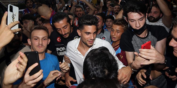 Trabzon'a gelen Marc Bartra'ya coşkulu karşılama