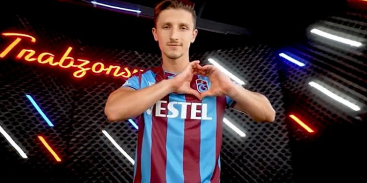 Trabzonspor, orta saha oyuncusu Enis Bardhi 3+1 yıllık anlaştı