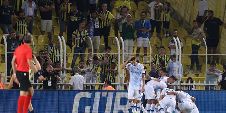 UEFA'dan Fenerbahçe'ye para ve kısmi tribün kapatma cezası