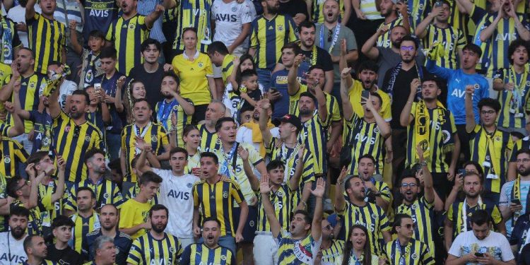 UEFA’dan Fenerbahçe’ye ‘Putin tezahüratı’ cezası