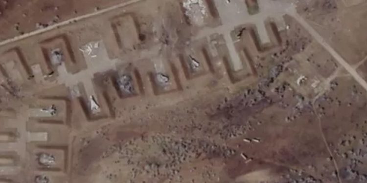 Uydu fotoğrafları, Rusya'nın Kırım'daki üssünün patlamalar sonucu ağır hasar aldığını gösteriyor