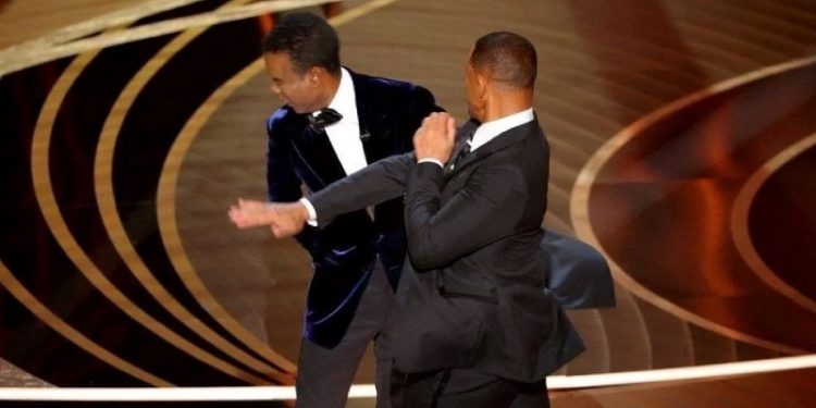 Will Smith'in özründen sonra sahneye çıkan Chris Rock'tan gönderme: “Kelimelerin can acıttığını söyleyen kim varsa yüzüne yumruk yememiştir”
