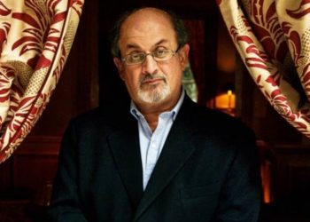 Yazar Salman Rüşdi saldırıya uğradı