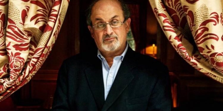 Yazar Salman Rüşdi saldırıya uğradı
