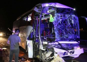 Yolcu otobüsü TIR'a çarptı: Bir ölü onlarca yaralı
