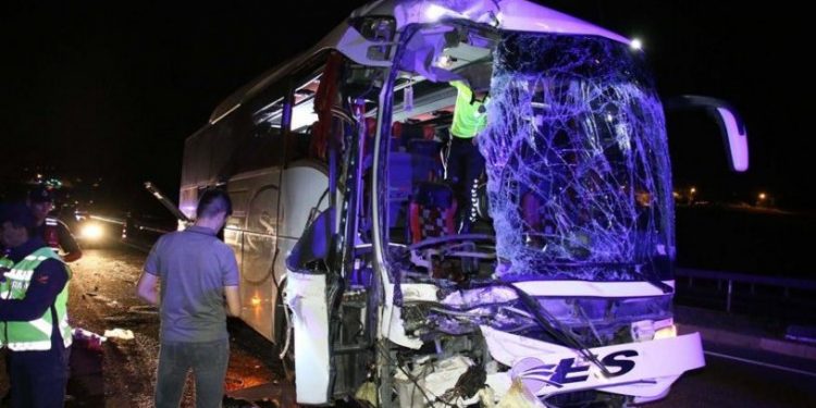 Yolcu otobüsü TIR'a çarptı: Bir ölü onlarca yaralı