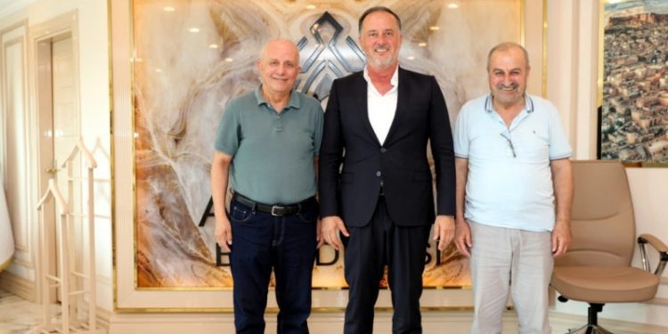 Yolsuzluktan tutuklanıp serbest kaldı, oğlunu AKP'li belediyeye yerleştirdi