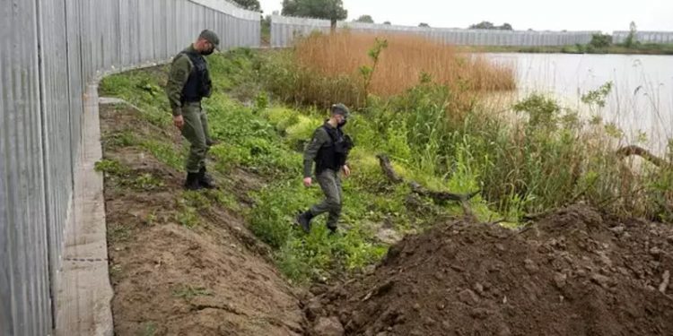 Yunan polisi: Meriç Nehri'nde bir adacıktaki göçmenler ülke toprakları dışında