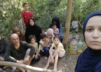 Yunanistan, bir ayın sonunda adacıkta mahsur kalan sığınmacı gruba yardım etti