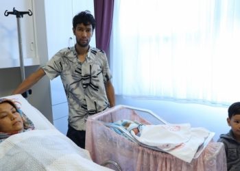 Yunanistan’ın geri ittiği bottaki kadın, nehir kıyısında doğum yaptı