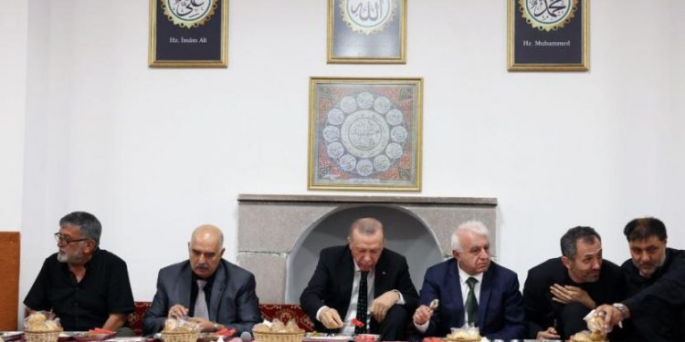 ‘Alevi ritüelleri yok sayıldı: Erdoğan Cemevi’ni kendine benzetemez’