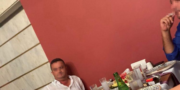 ‘Beraat’ ettirdiği suç örgütü lideriyle içki masasında fotoğrafı çıkan hakim, Hınıs’a atanmış!