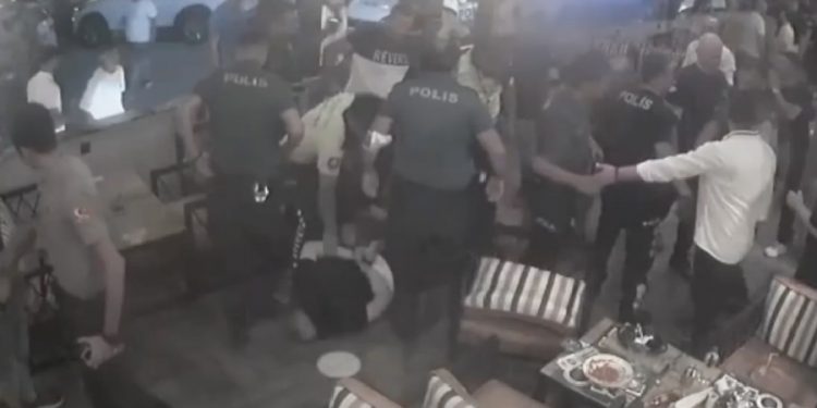 ‘Oğlu içeri alınmadı’ diye öfkelenen polis memuru, 17 polis ve bekçiyle kafeyi bastı