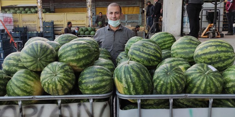 ‘Savcılar, hakimler nerede’ diye soranlara pazardan cevap verdi: Karpuz satıyorum