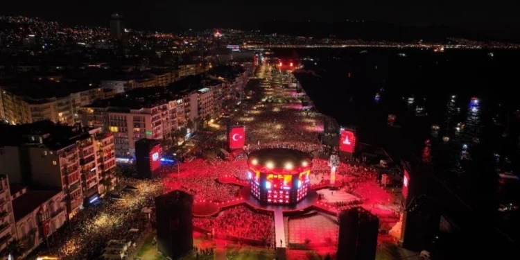 İzmir’in Yunan İşgalinden Kurtuluşunun 100’üncü Yıldönümünü Coşkuyla Kutlandı