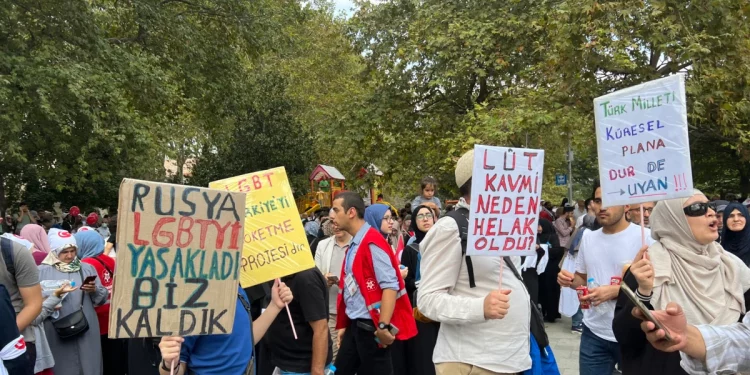 LGBTQ+ Karşıtları Yürüdü Sosyal Medyada Tepki Büyüdü