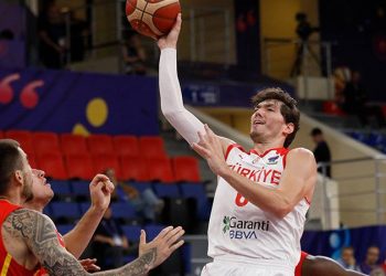 12 Dev Adam İspanya'ya kaybetti, grubu ikinci bitirdi