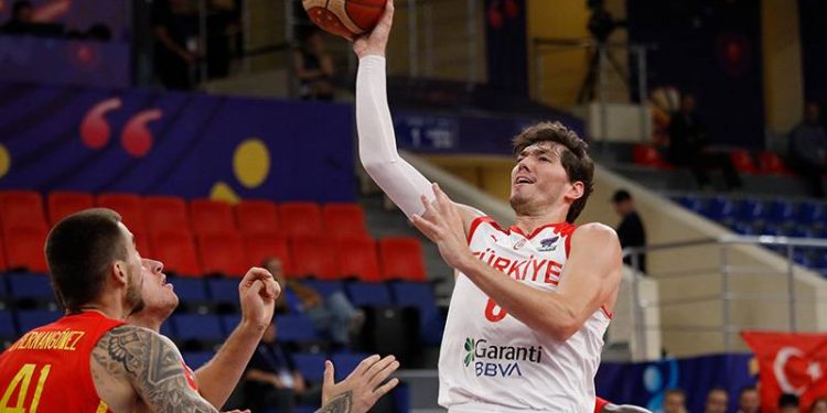 12 Dev Adam İspanya'ya kaybetti, grubu ikinci bitirdi