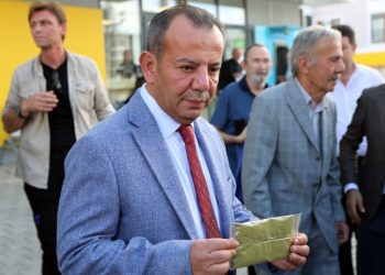 Tanju Özcan, HDP Genel Merkezi'ne kına gönderdi