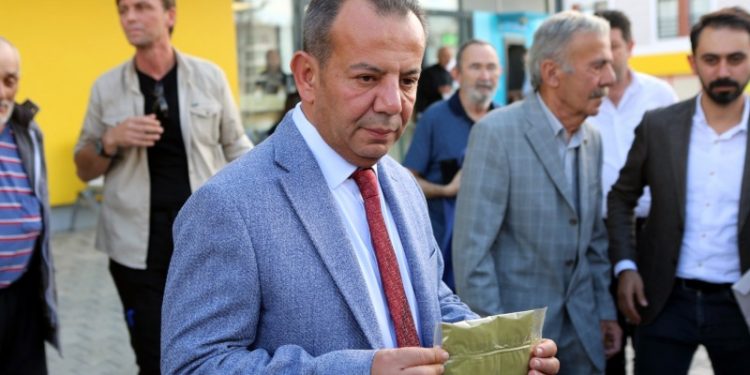Tanju Özcan, HDP Genel Merkezi'ne kına gönderdi