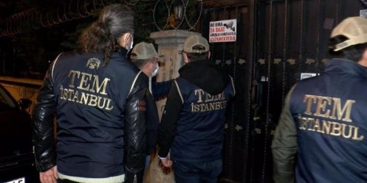 4 ilde 'FETÖ' operasyonu: Gözaltına alınan 13 kişiden 3'ü tutuklandı