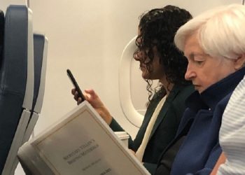 6 trilyon dolara hükmeden ABD Hazine Bakanı Yellen ekonomi sınıfında uçtu