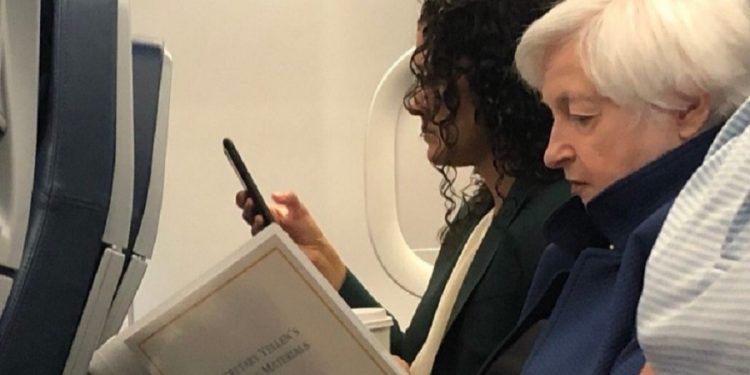 6 trilyon dolara hükmeden ABD Hazine Bakanı Yellen ekonomi sınıfında uçtu