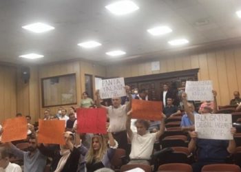Akdeniz Belediyesi meclis toplantısında gerginlik