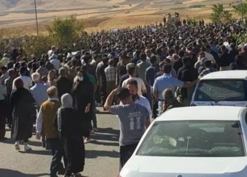 İran ahlak polisi tarafından katledilen Amini’ye kitlesel uğurlama