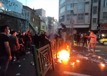 İran’da eylemler yayılıyor: Devlet ajansları ‘bayrak yakıldı’ provokasyonuna başladı