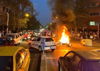 İran’da direniş yayılıyor: Kürt kenti Şeno’da polis sokaklardan çekildi