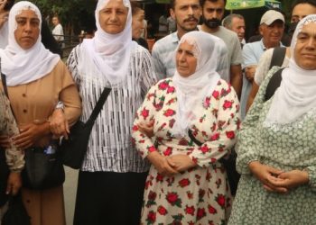 Tutuklu yakınlarının eyleminde gazetecilere gözaltı ve şiddet