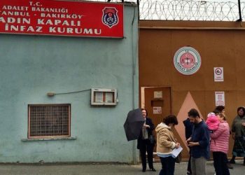 Tutuklu kadınlardan sloganlı ve zılgıtlı protesto