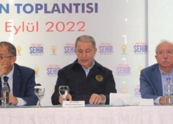 Akar önce ‘saygı’ dedi sonra saldırıları övdü