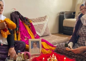 Annesi Aliye Kiye’yi Kürtçe kilamlarla uğurladı