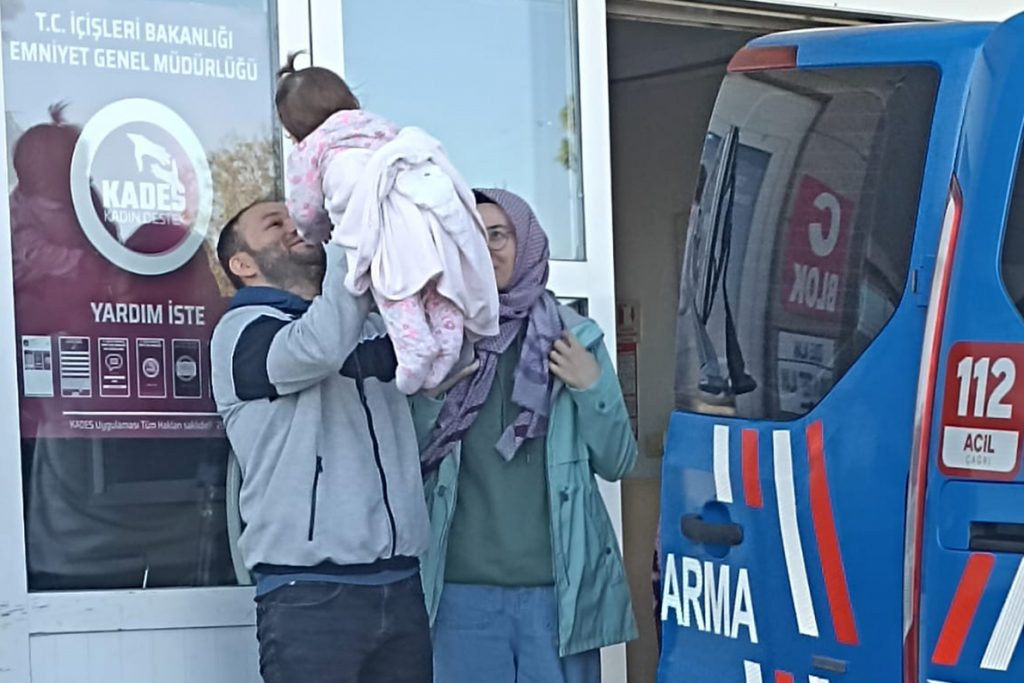 8 aylık Bahar bebek tutuklanan babasıyla vedalaştı, annesi ile cezaevine girdi