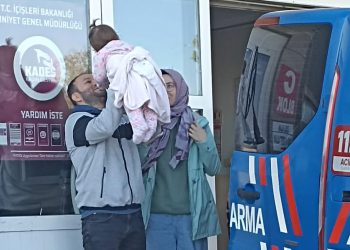 8 aylık Bahar bebek tutuklanan babasıyla vedalaştı, annesi ile cezaevine girdi