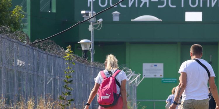 AB Ruslara vize kolaylığını askıya alıyor