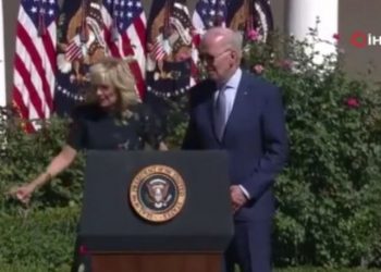 ABD Başkanı Biden yine kürsüde yolunu şaşırdı