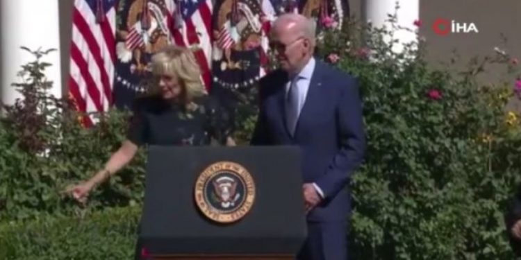 ABD Başkanı Biden yine kürsüde yolunu şaşırdı