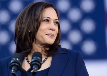 ABD'de Kamala Harris'in evinin önüne 2 otobüs dolusu göçmen bırakıldı