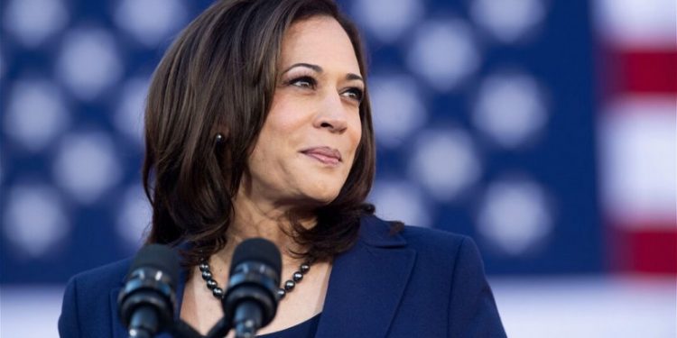 ABD'de Kamala Harris'in evinin önüne 2 otobüs dolusu göçmen bırakıldı