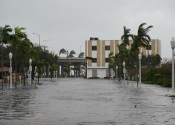 ABD'nin Florida eyaletinde 1,9 milyon hane elektriksiz kaldı