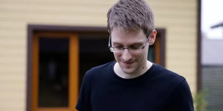 ABD’nin gizli dinleme faaliyetlerini ortaya çıkaran Snowden'a Rusya vatandaşlığı verildi