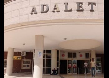 'Adalet tabelası altında ağıtlar yakıp adalet talep eden bir anne var'