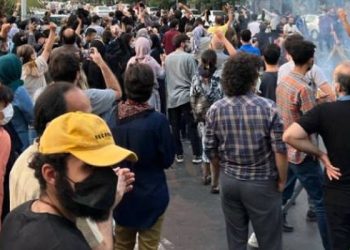 'Ahlak Polisi'nin gözaltına aldığı Emini'nin ölümünün ardından İran protestolarla sallanmaya devam ediyor