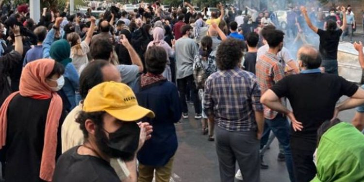 'Ahlak Polisi'nin gözaltına aldığı Emini'nin ölümünün ardından İran protestolarla sallanmaya devam ediyor