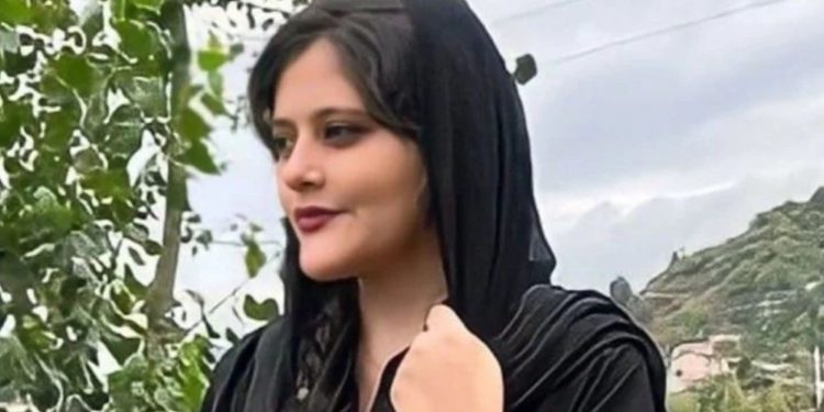 "Ahlak polisi tarafından darp edildi"; İran'da gözaltına alındıktan sonra komaya giren kadın hayatını kaybetti