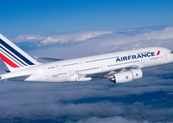 Air France hava trafik kontrolörlerinin grev çağrısı sebebiyle uçuşlarının yarısını iptal etti